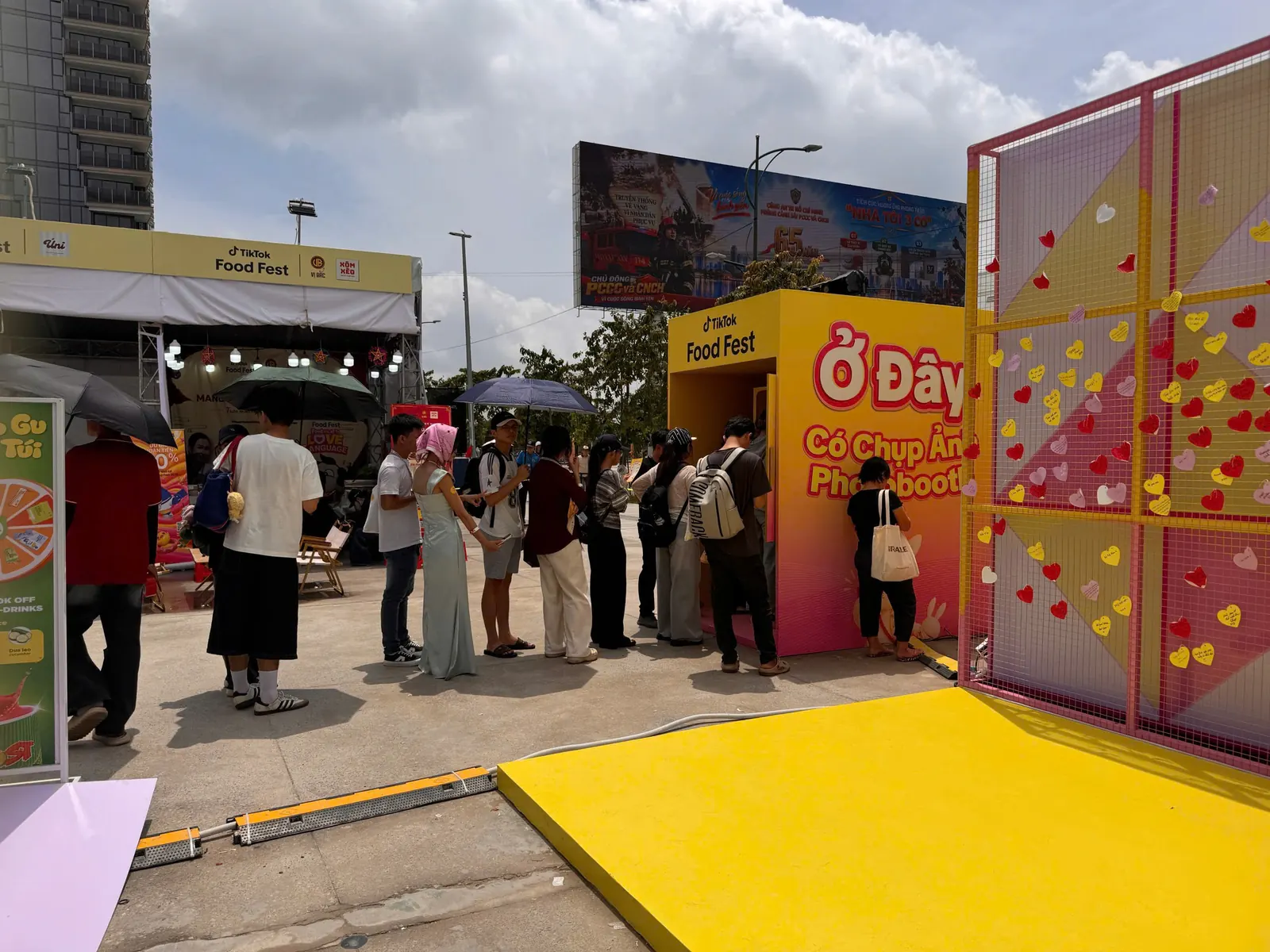 Hàng người chờ ở booth TikTok Food Fest