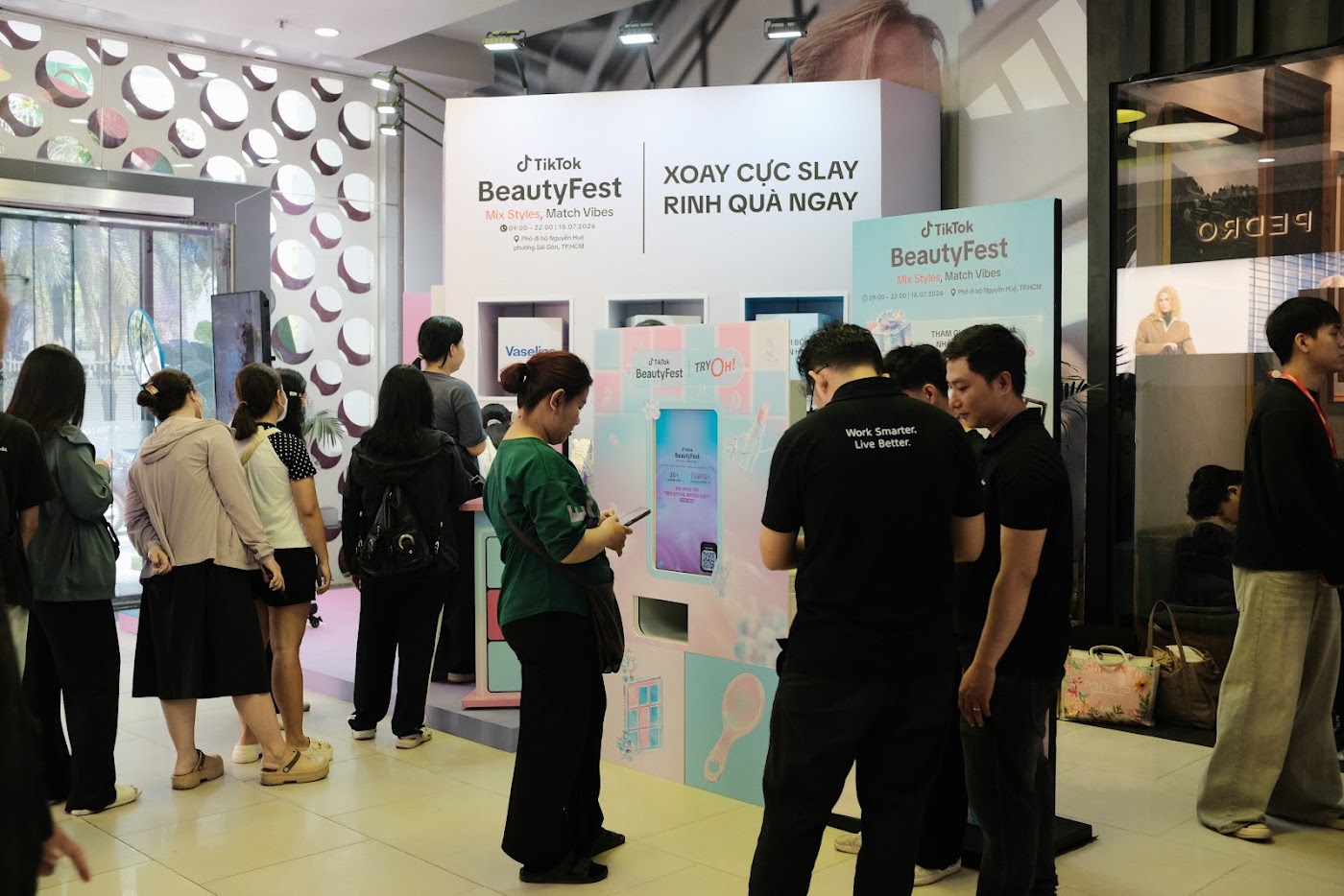 Khách vây quanh máy TryOh! tại TikTok Beauty Fest