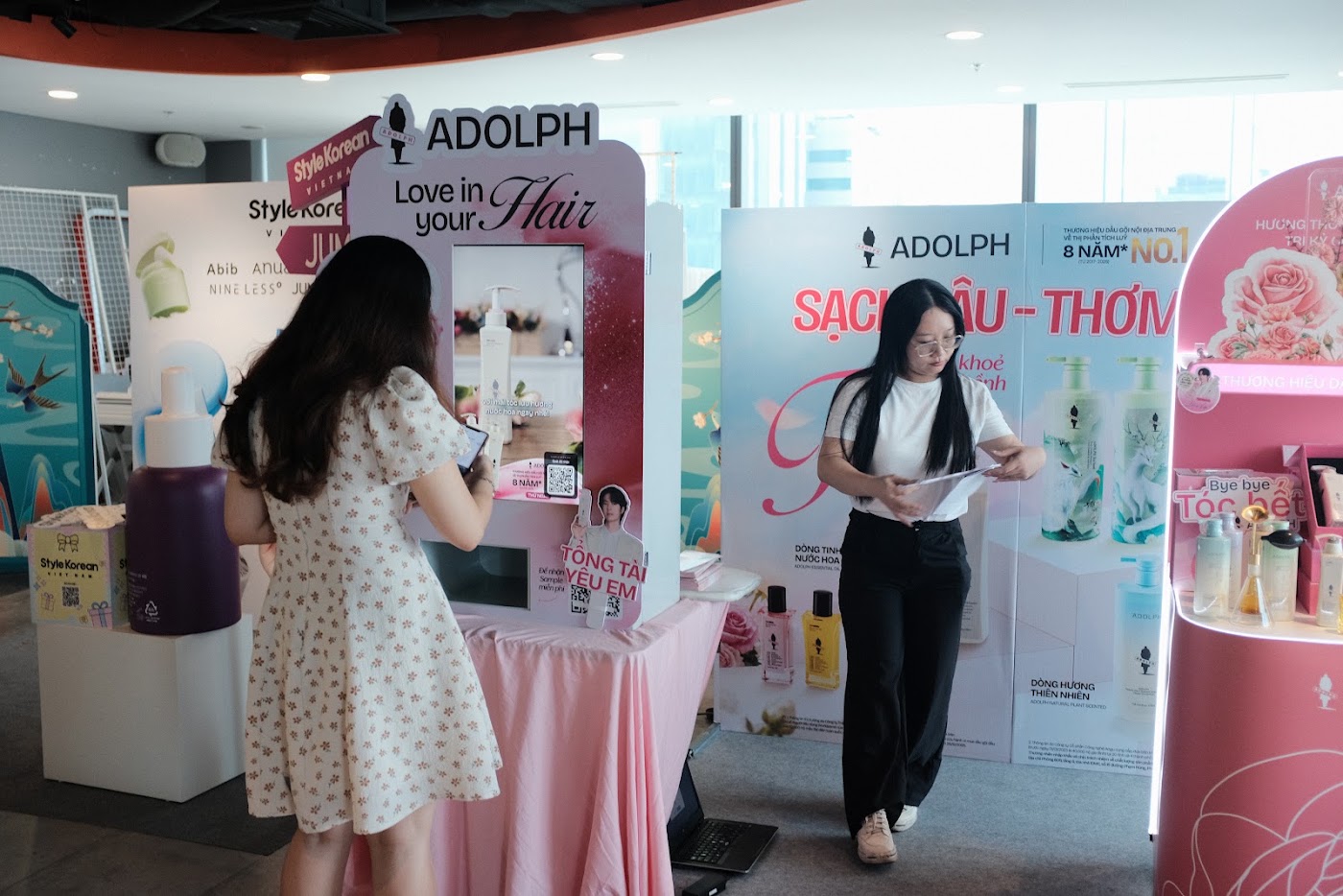 Khách trải nghiệm tại booth Adolph