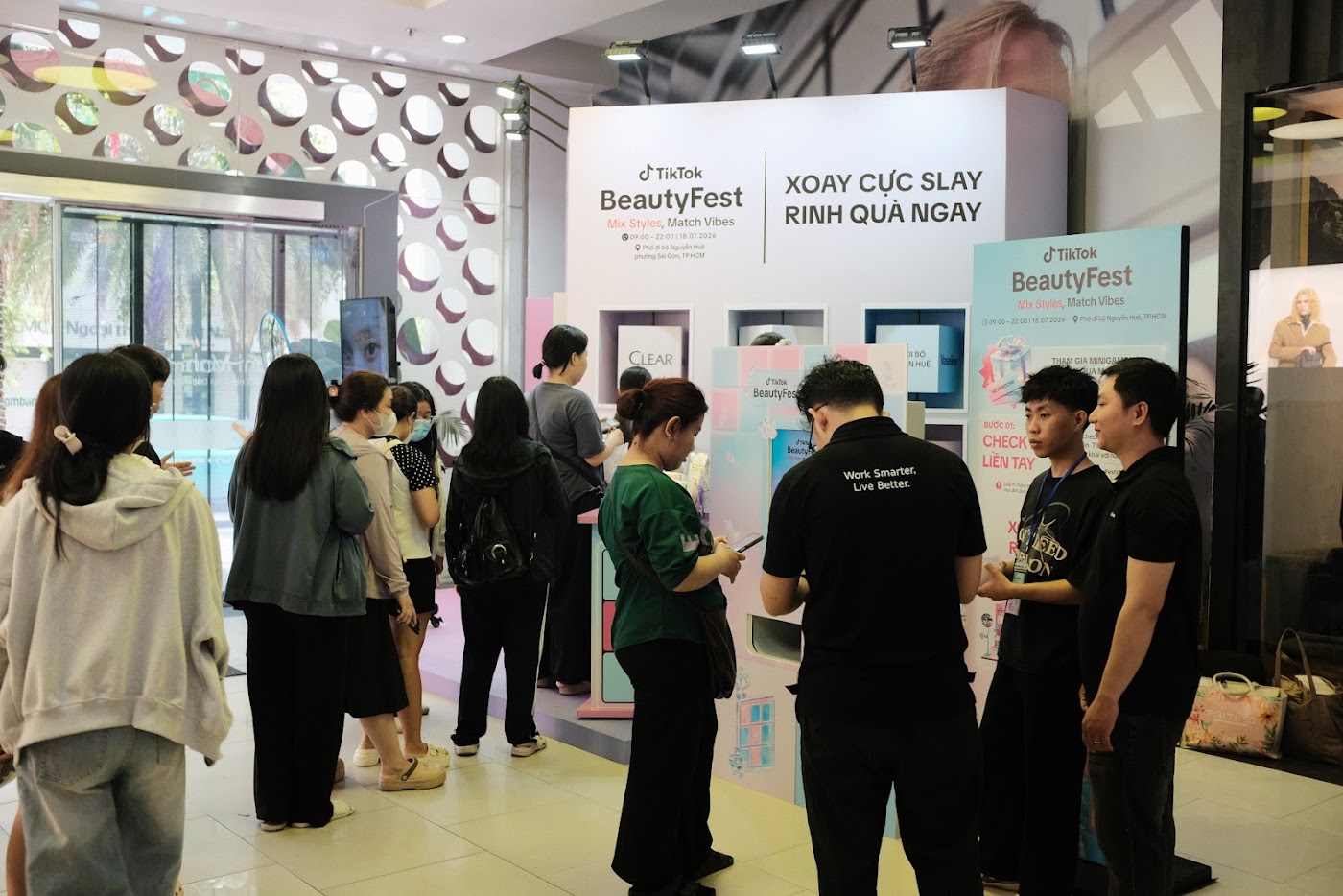 Đông khách tương tác tại booth TryOh!