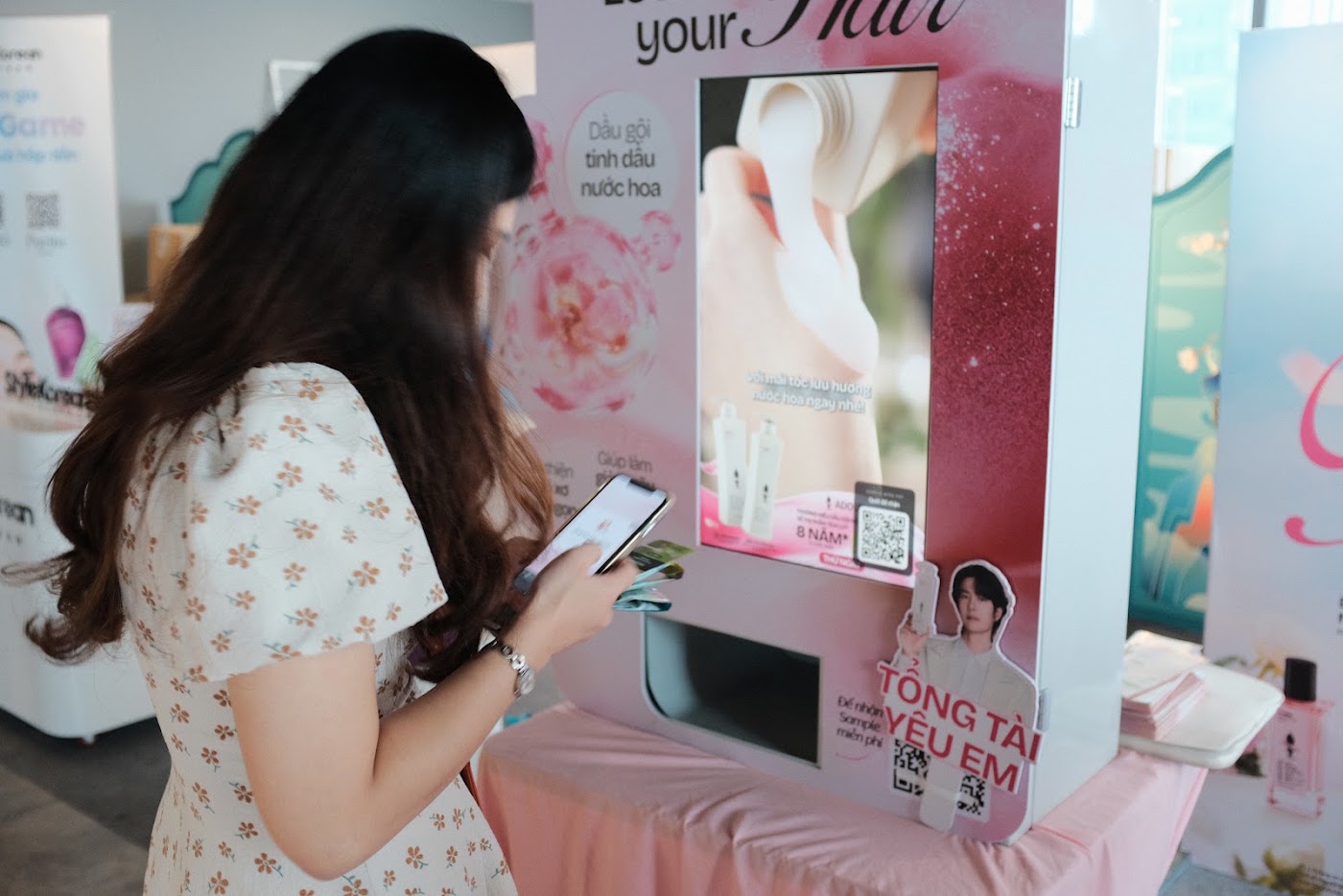 Khách quét mã và nhận mẫu tại máy
