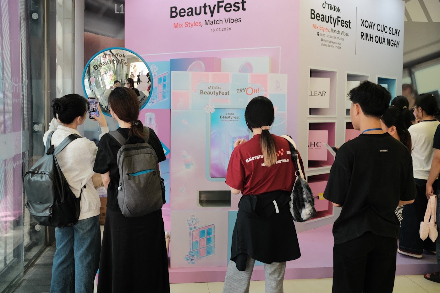 Khách và nhân viên tại sự kiện beauty