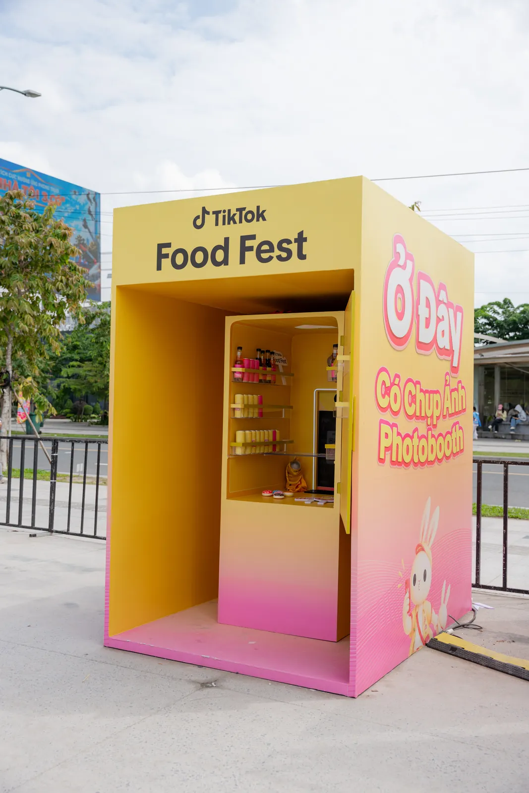Mặt ngoài booth