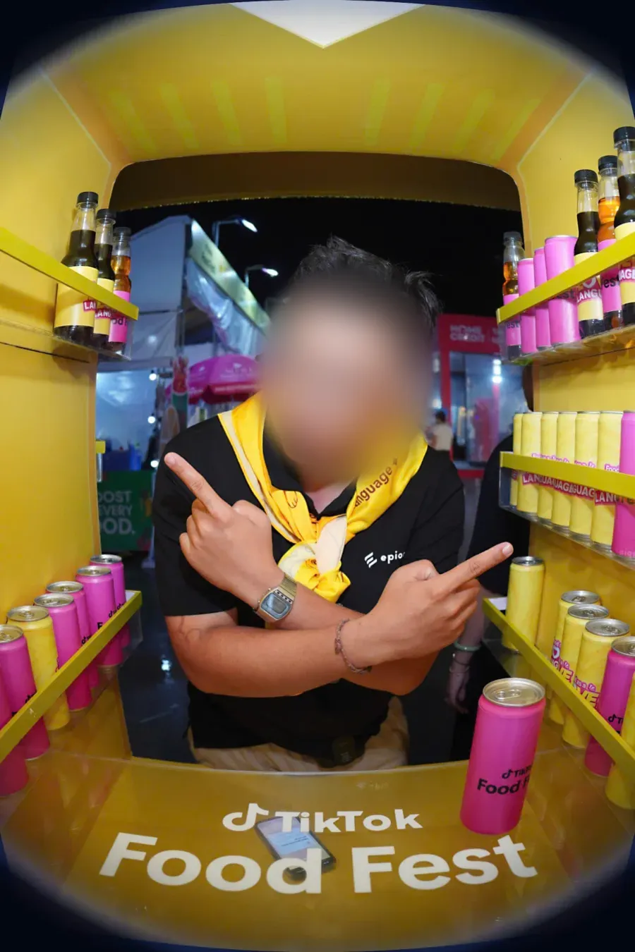 Ảnh một người tạo dáng trong trạm photobooth TryOh! tại TikTok Food Fest
