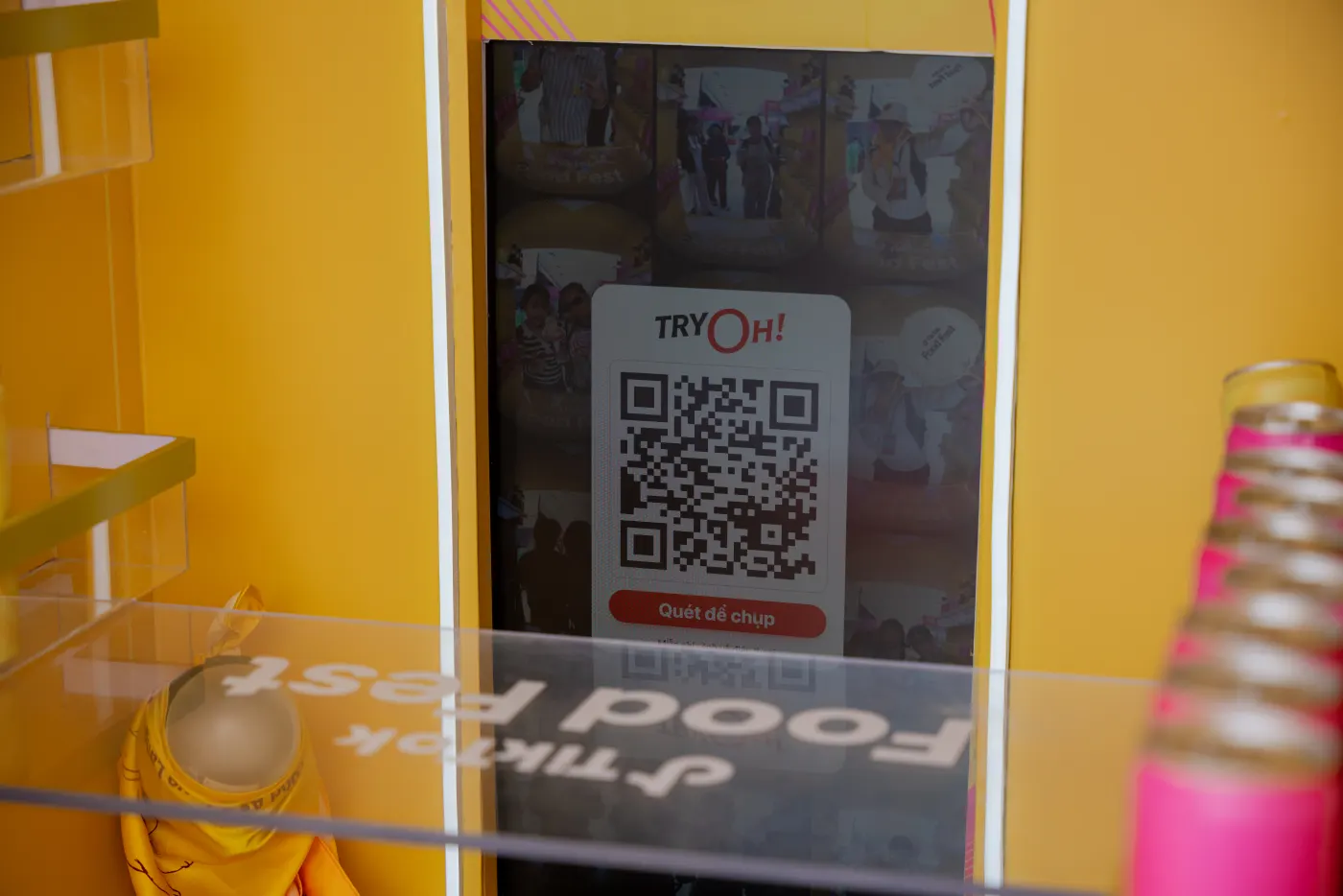 Màn chờ của photobooth với logo TryOh! và mã QR quét để chụp