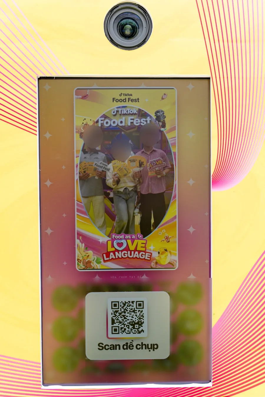 Màn hình trạm photobooth hiện khung ảnh Love Language và mã QR Scan để chụp; mặt khách đã làm mờ