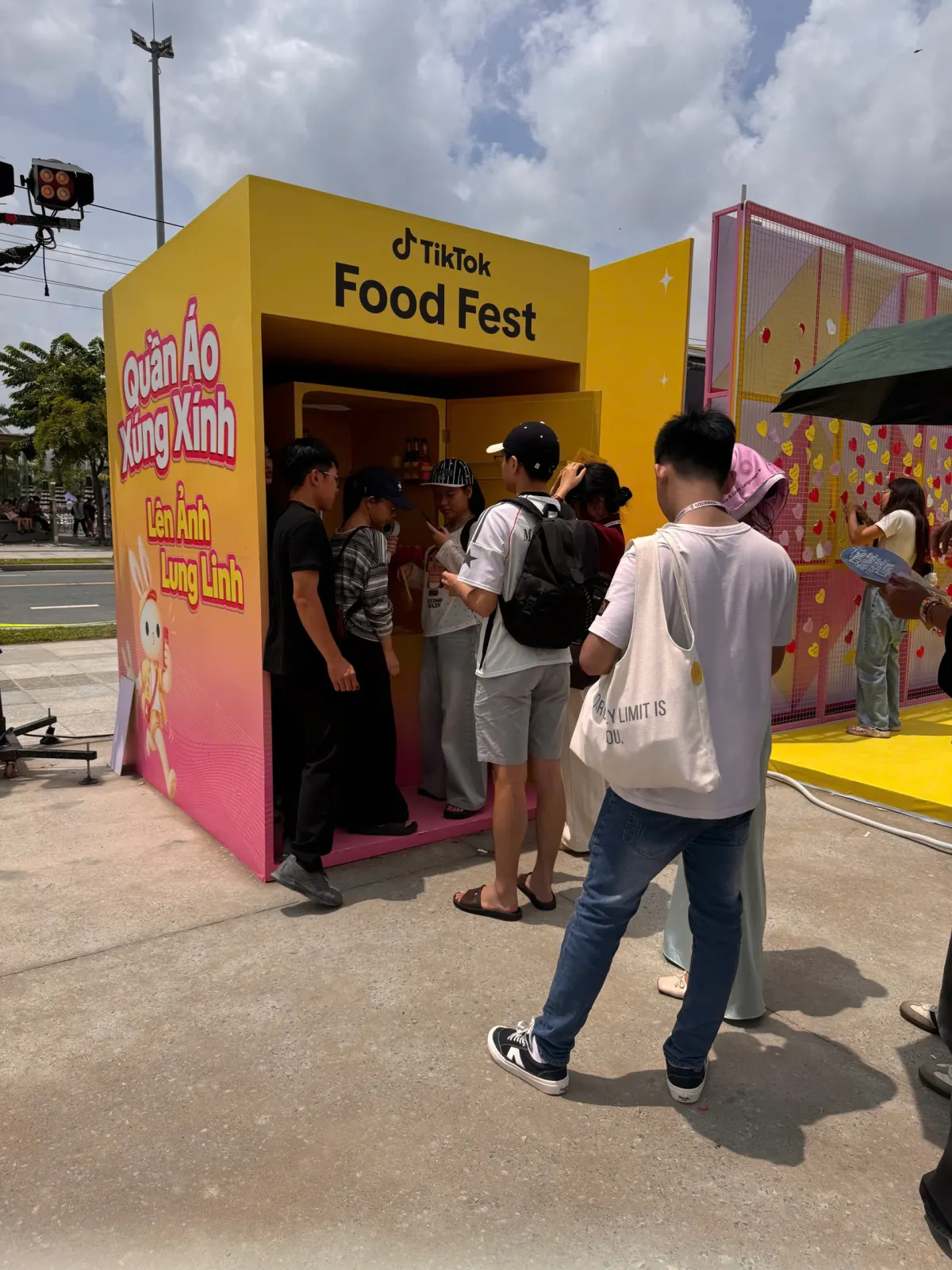 Khách xếp hàng trước trạm photobooth TryOh! mặc key visual TikTok Food Fest