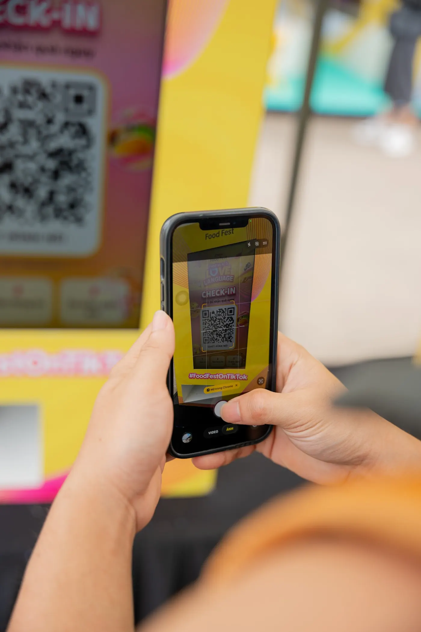 Người nhận quét mã QR trên màn hình máy bằng điện thoại