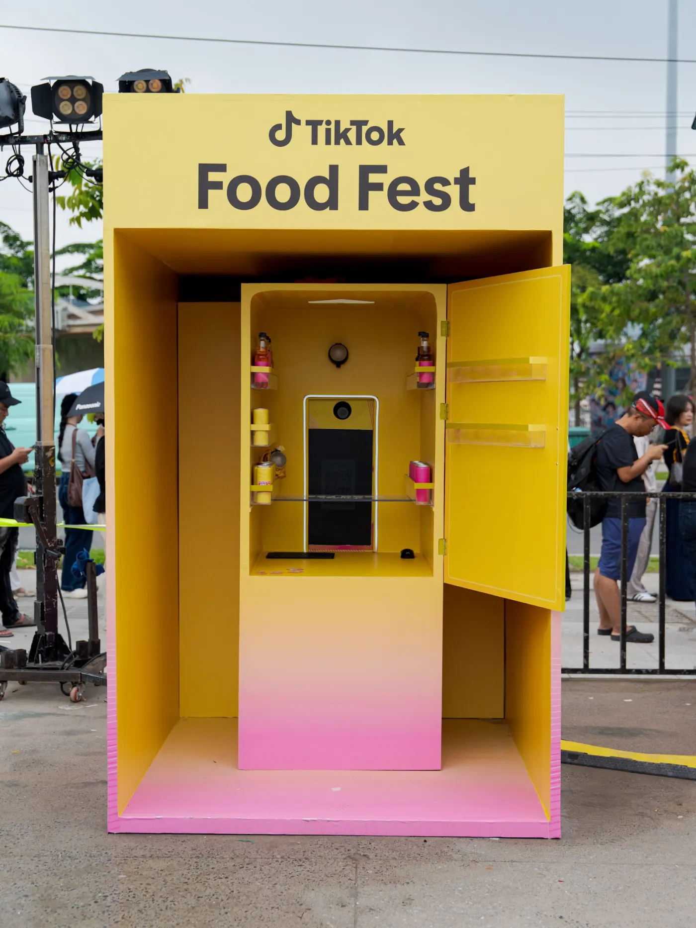 Trạm photobooth TryOh! mặc key visual TikTok Food Fest