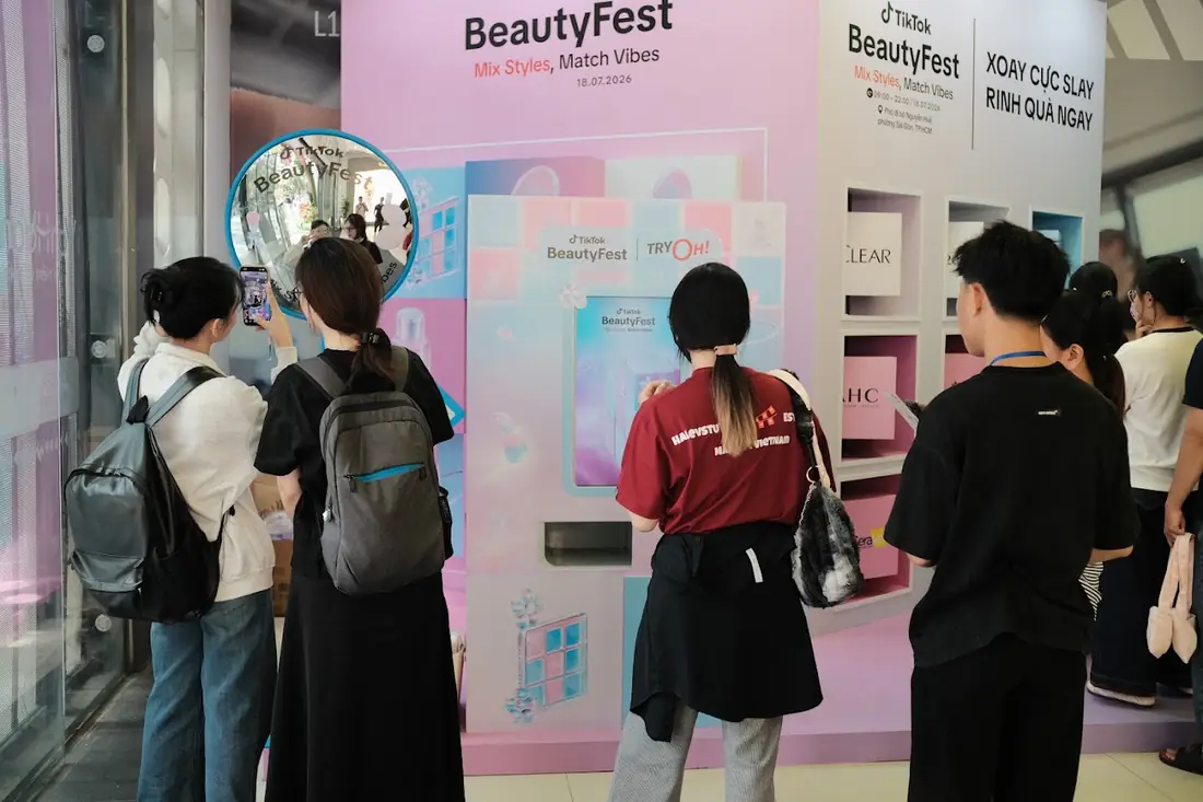 Người tham gia xếp hàng nhận mẫu tại máy TryOh! ở TikTok Beauty Fest